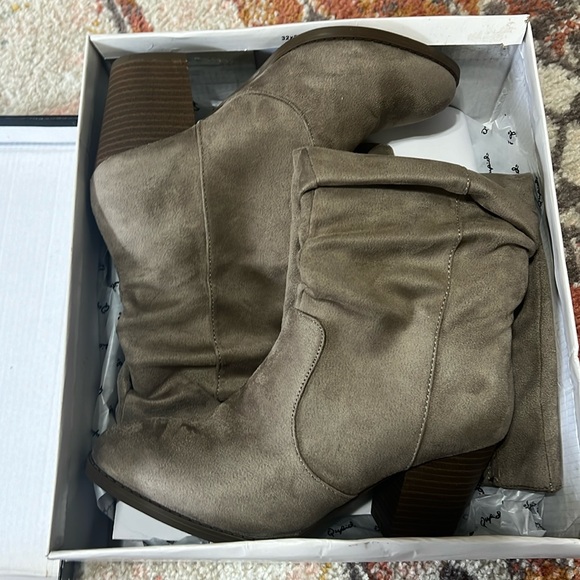 Women over the Calf Taupe Suede Boots with Low Heels NWT - Picture 4 of 5